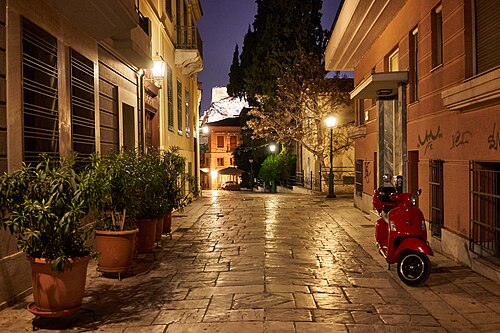 Η οδός Κυδαθηναίων στην Πλάκα της Αθήνας τη νύχτα, με την Ακρόπολη στο βάθος· στη γειτονιά της Πλάκας βρίσκονταν οι μπουάτ του Νέου Κύματος όπου τραγούδησε η Αρλέτα. Σύγχρονη φωτογραφία, όχι πορτρέτο της τραγουδοποιού.