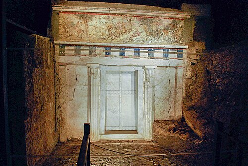 Η πρόσοψη του τάφου ΙΙ στη Βεργίνα, που αποδίδεται στον Φίλιππο Β΄ (façade of the tomb found in 1977)