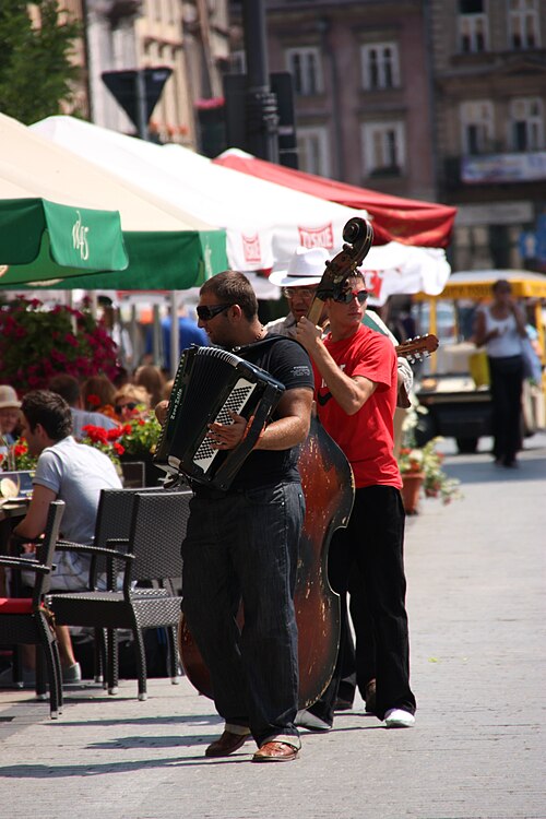 Street band playing «Τα παιδιά του Πειραιά» (Never on Sunday)
