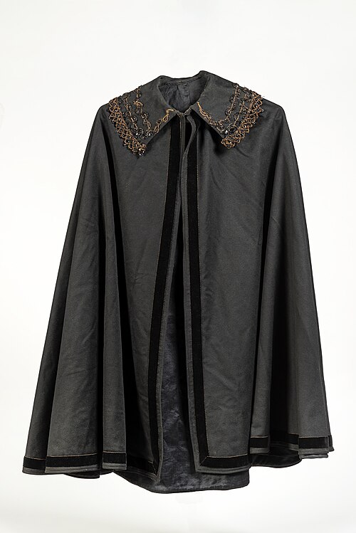 Η κάπα της Λέλας Καραγιάννη (her cape), Πολεμικό Μουσείο