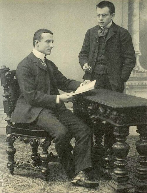 Carathéodory (left) with the Hungarian mathematician Lipót Fejér