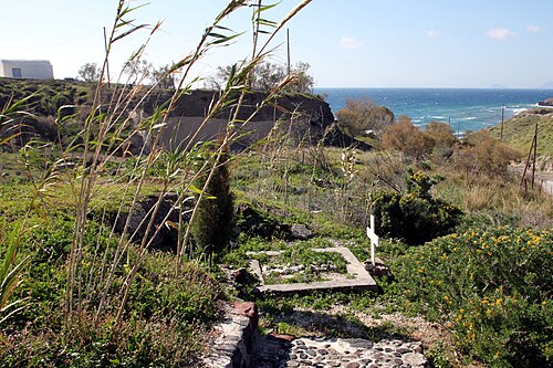 Ο τάφος του Μαρινάτου στο Ακρωτήρι (his grave inside the site), 1974