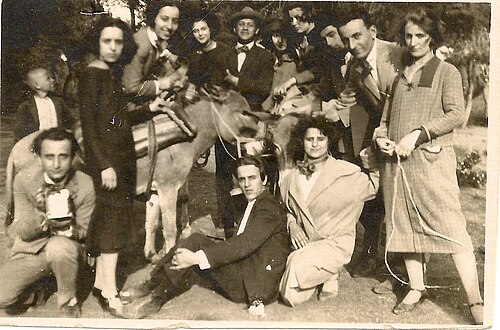 Maria Polydouri with the National Theatre drama school, 1925