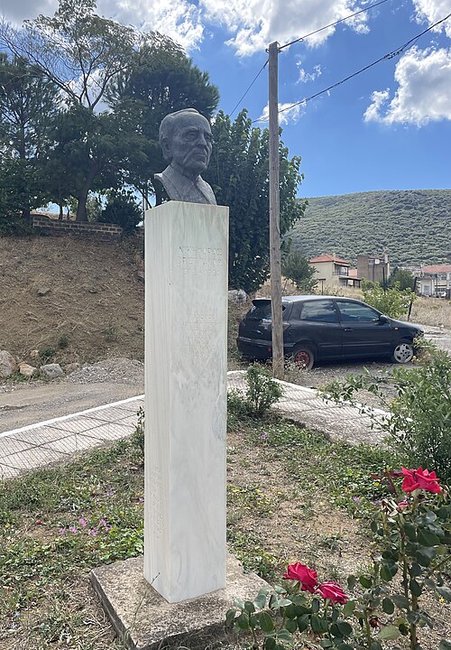Bust of Nikiforos Vrettakos, Distomo